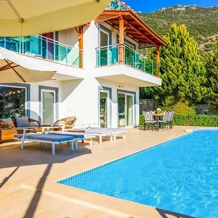 Sleeps 10 Pool Air Con Wifi וילה קלקן