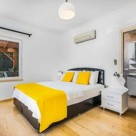 Sleeps 10 Pool Air Con Wifi וילה קלקן