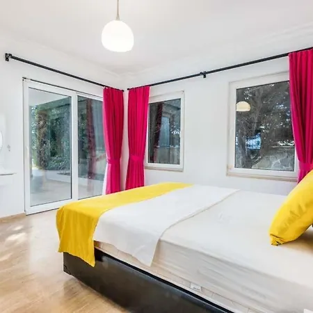 Sleeps 10 Pool Air Con Wifi * קלקן